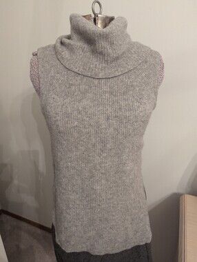 Aritzia community sleeveless sweater